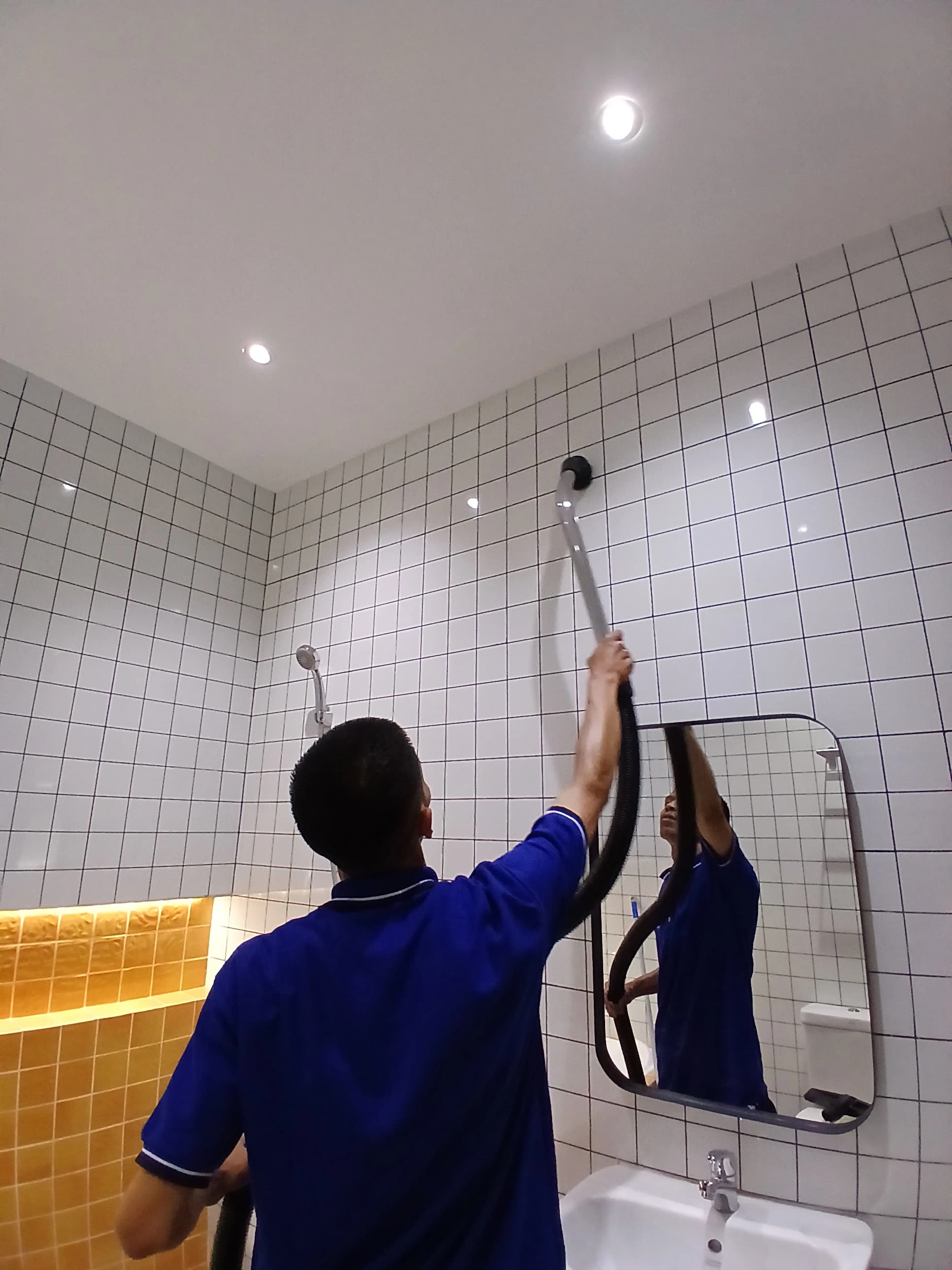 Cleaning Kamar Mandi